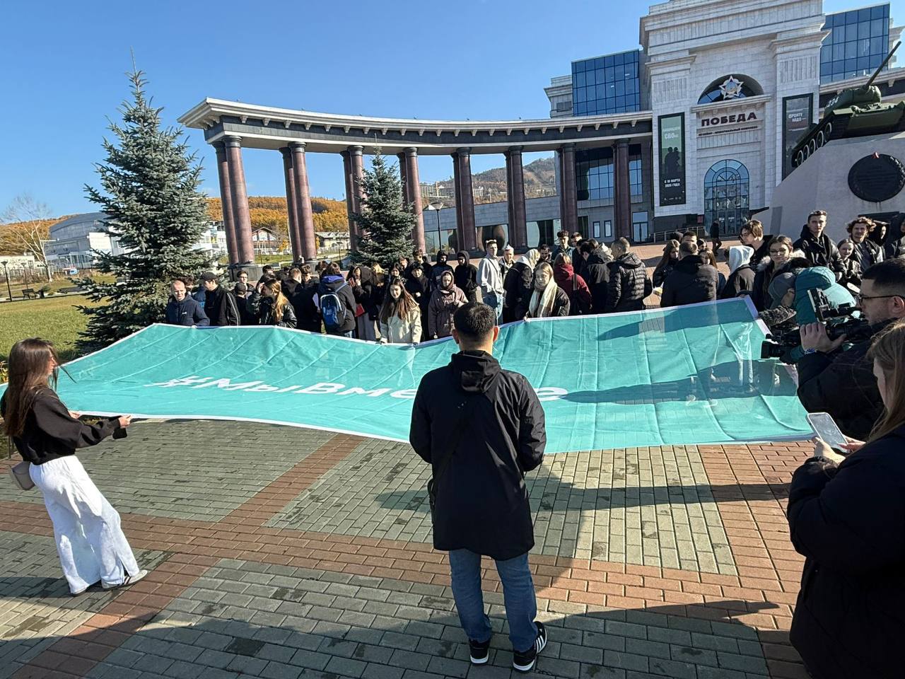 Восьмиметровый российский триколор развернули на площади Победы в Южно-Сахалинске Восьмиметровый российский триколор развернули на площади Победы в Южно-Сахалинске