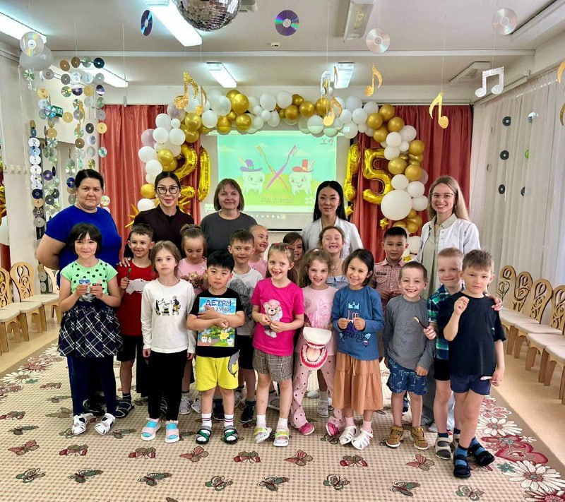 Челюсти привезли корсаковским дошкольникам: стоматологи учили их ухаживать за зубами Челюсти привезли корсаковским дошкольникам: стоматологи учили их ухаживать за зубами