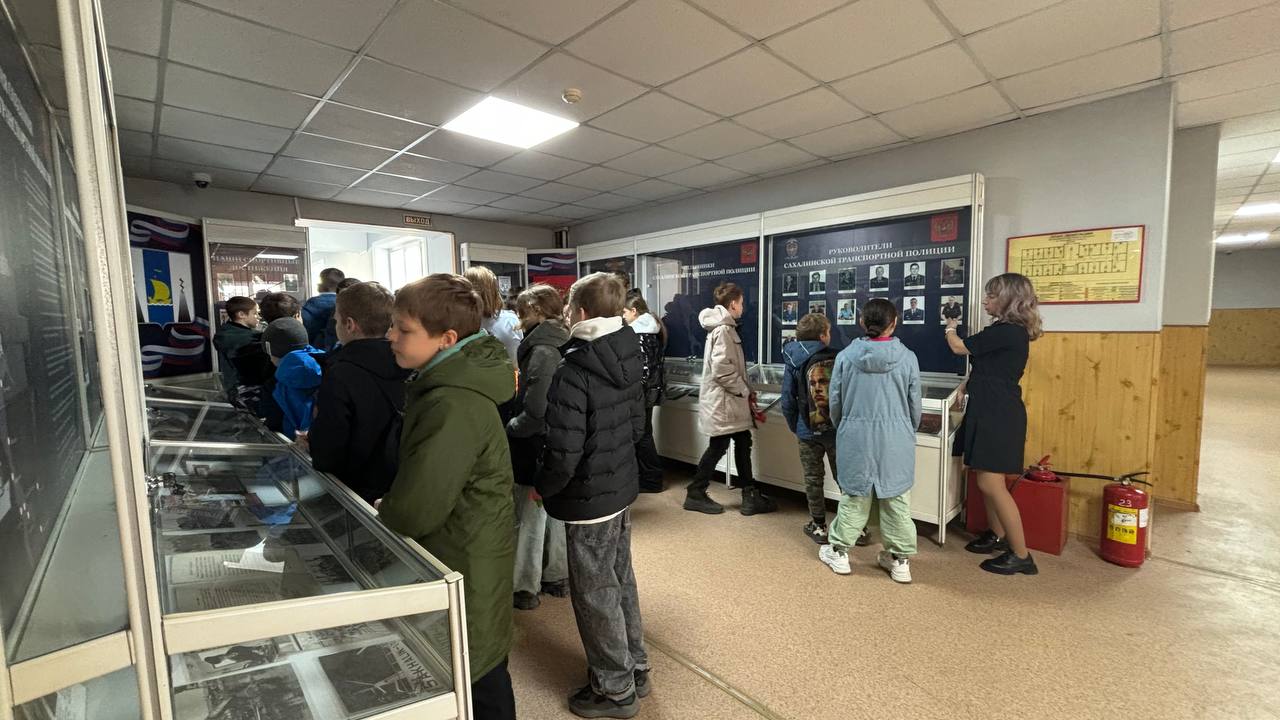 Сахалинские транспортные полицейские провели для детей экскурсию в линейном отделе Сахалинские транспортные полицейские провели для детей экскурсию в линейном отделе