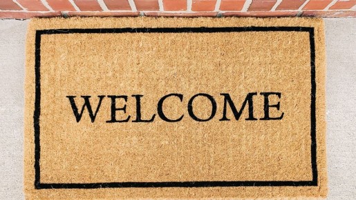 Зря выбрасываете старые придверные коврики: принесут немало пользы на даче