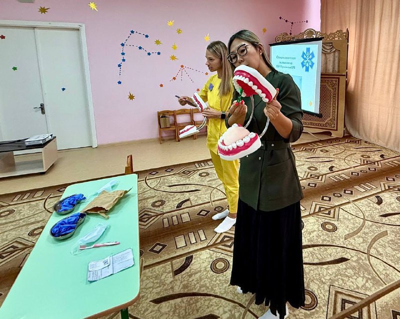 Челюсти привезли корсаковским дошкольникам: стоматологи учили их ухаживать за зубами Челюсти привезли корсаковским дошкольникам: стоматологи учили их ухаживать за зубами