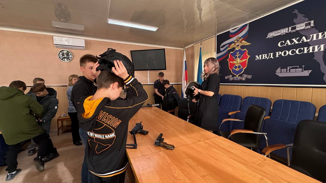 Сахалинские транспортные полицейские провели для детей экскурсию в линейном отделе Сахалинские транспортные полицейские провели для детей экскурсию в линейном отделе