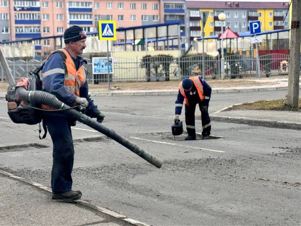 В Поронайске перед началом зимы устраняют дорожные дефекты В Поронайске перед началом зимы устраняют дорожные дефекты