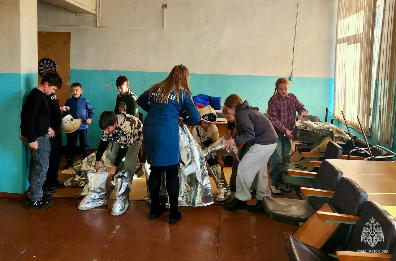 Безопасные и познавательные каникулы: дети побывали в пожарноспасательной части Безопасные и познавательные каникулы: дети побывали в пожарноспасательной части