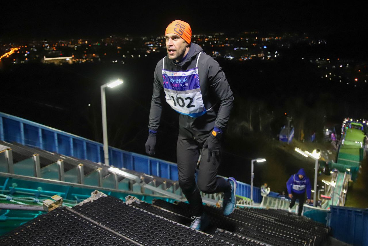 Более 150 сахалинцев испытали себя в ночном забеге на трамплин К-70 Более 150 сахалинцев испытали себя в ночном забеге на трамплин К-70