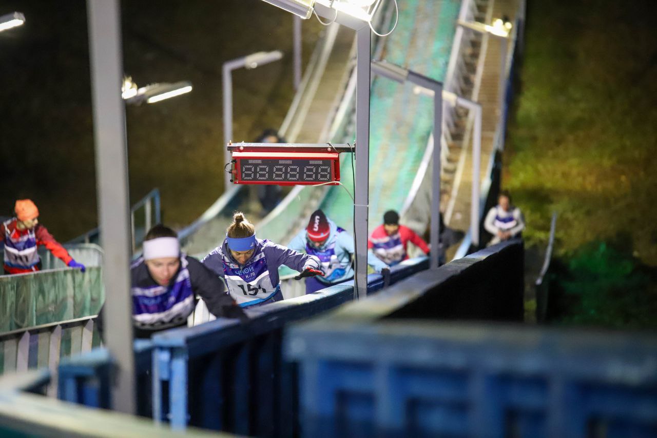 Более 150 сахалинцев испытали себя в ночном забеге на трамплин К-70 Более 150 сахалинцев испытали себя в ночном забеге на трамплин К-70