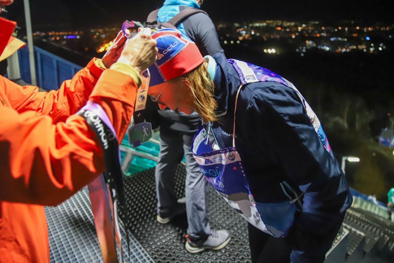 Более 150 сахалинцев испытали себя в ночном забеге на трамплин К-70 Более 150 сахалинцев испытали себя в ночном забеге на трамплин К-70