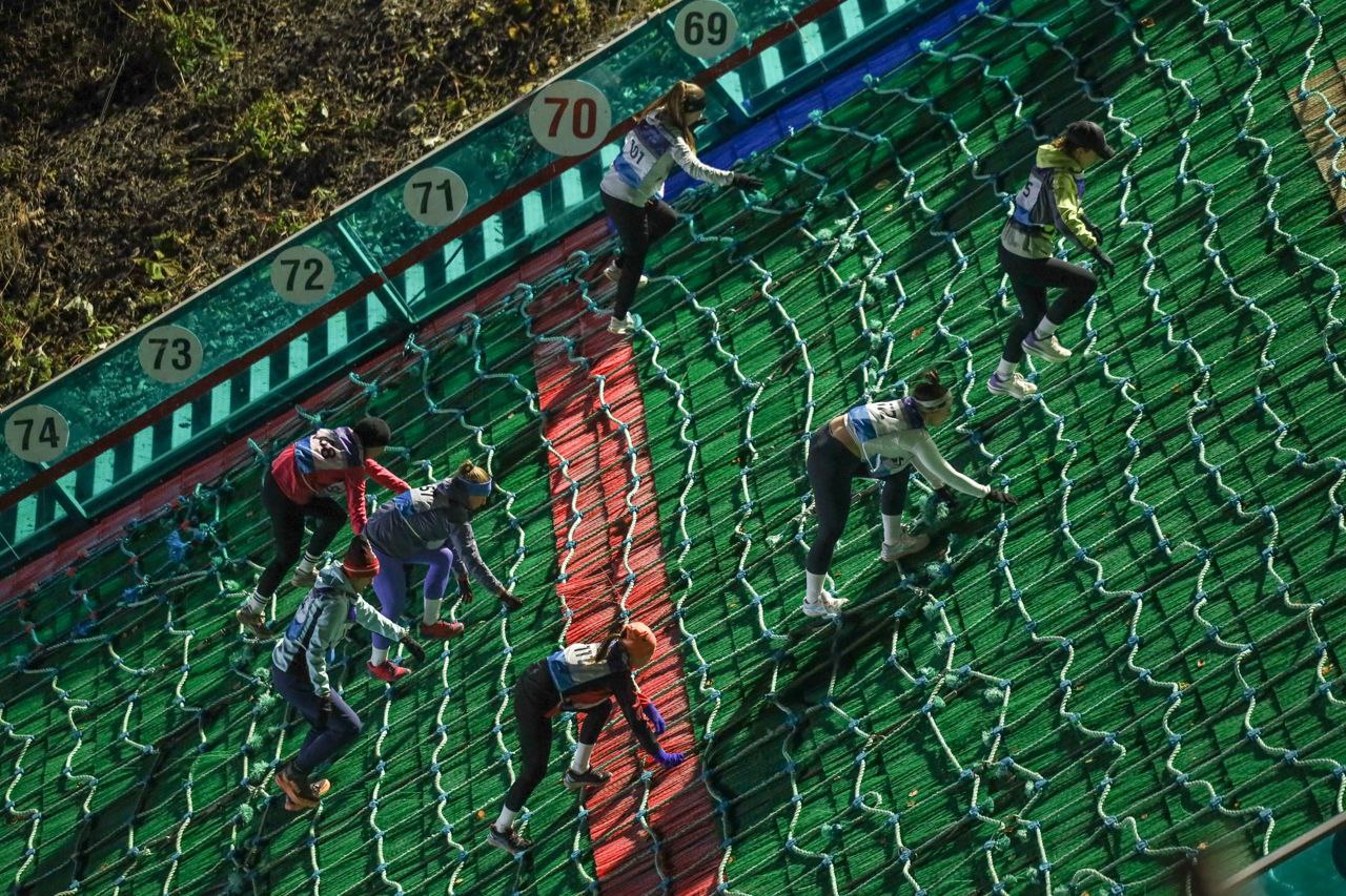 Более 150 сахалинцев испытали себя в ночном забеге на трамплин К-70 Более 150 сахалинцев испытали себя в ночном забеге на трамплин К-70