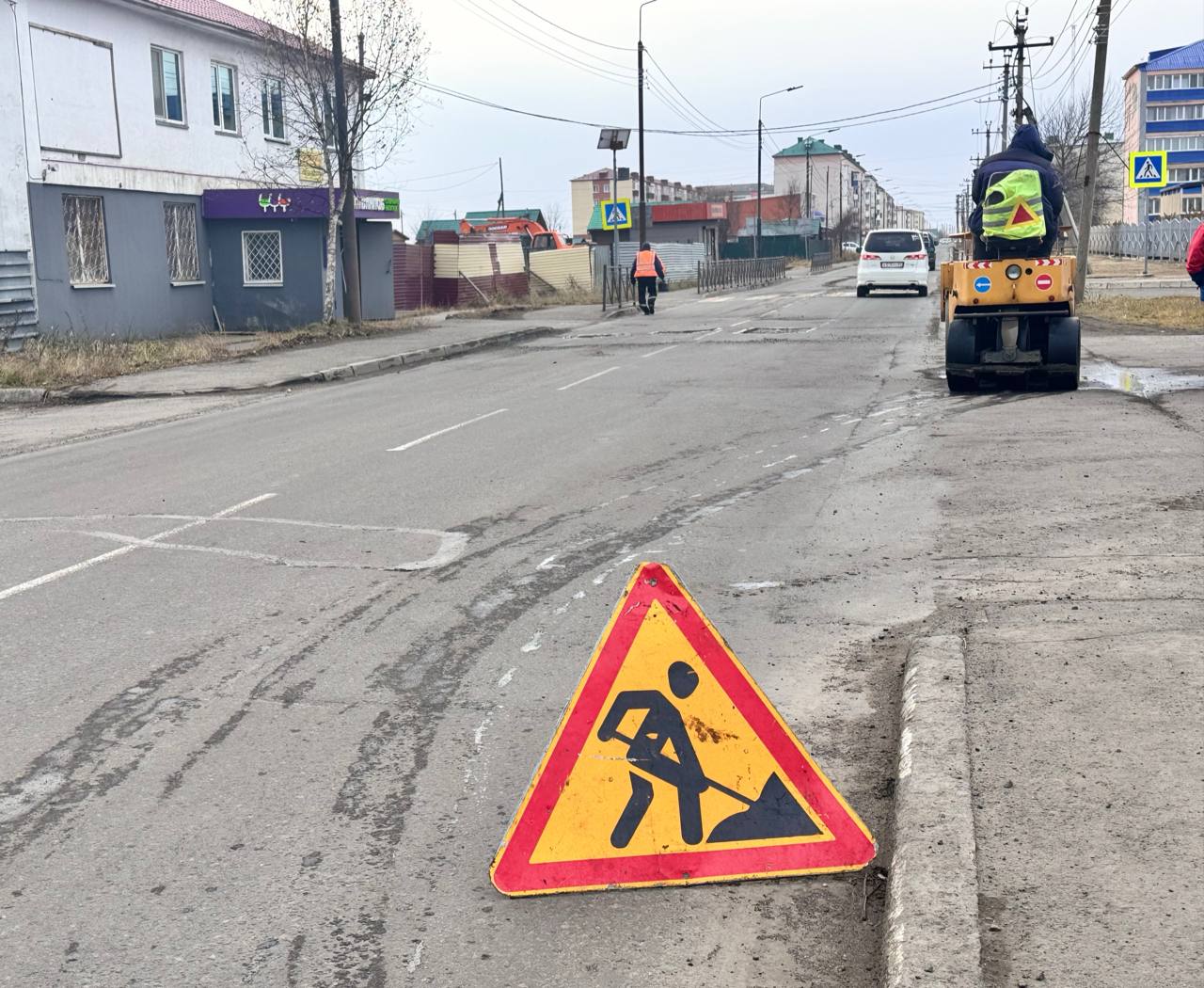 Новый асфальт укладывают на тротуаре в Поронайске Новый асфальт укладывают на тротуаре в Поронайске