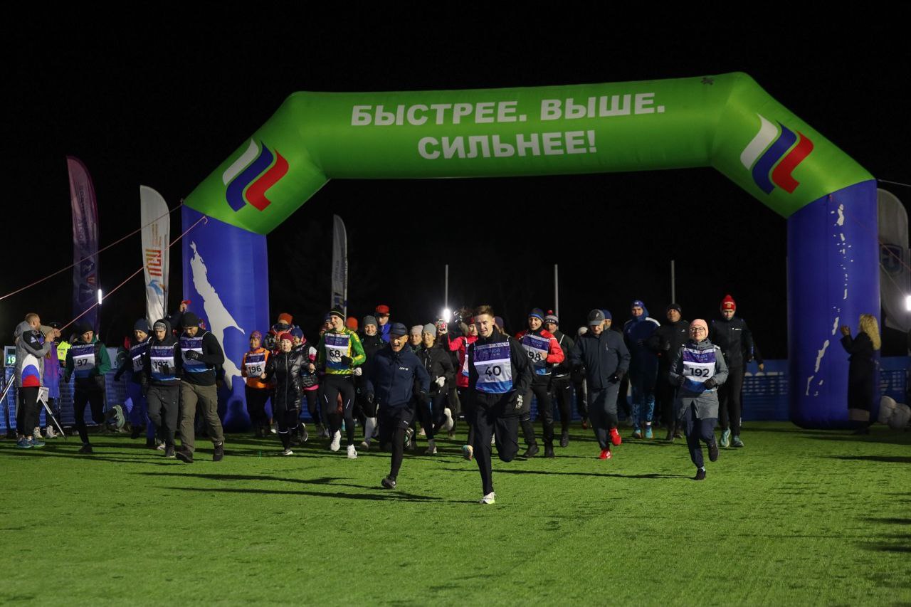 Более 150 сахалинцев испытали себя в ночном забеге на трамплин К-70 Более 150 сахалинцев испытали себя в ночном забеге на трамплин К-70