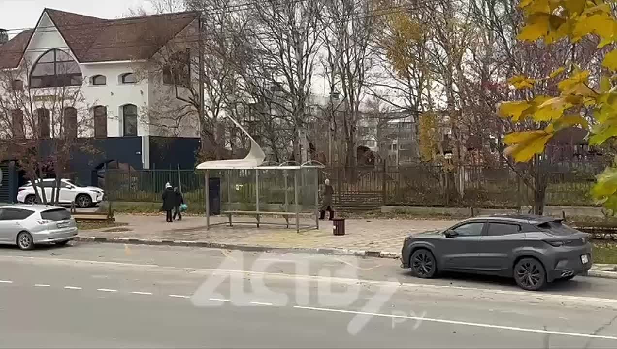 #аствпишут, что остановке на улице Есенина в Южно-Сахалинске "поплохело" — поликарбонат, которым укрыт павильон, гуляет" на сильном ветру