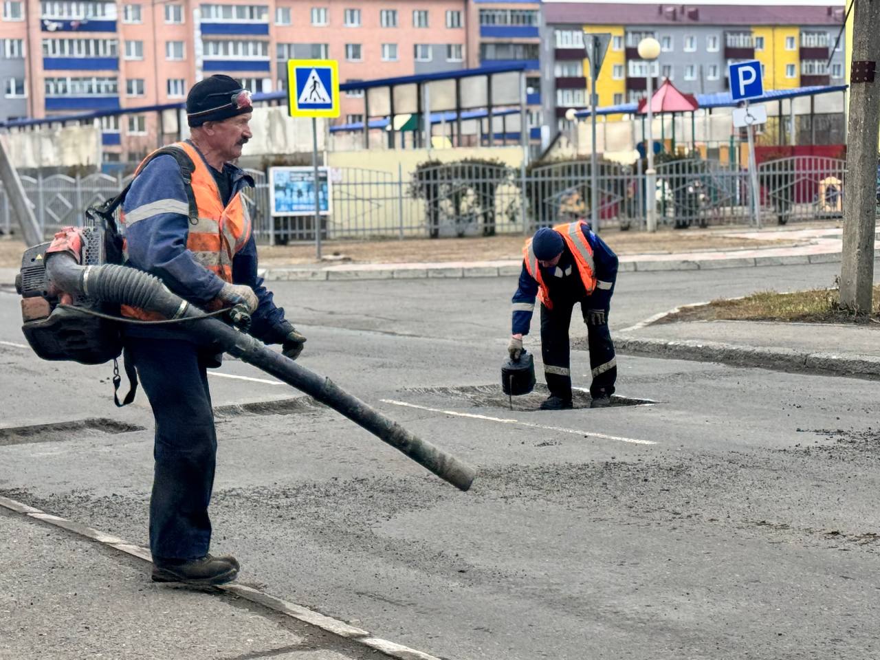 Новый асфальт укладывают на тротуаре в Поронайске Новый асфальт укладывают на тротуаре в Поронайске