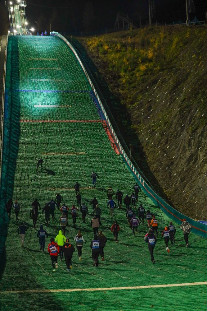 Более 150 сахалинцев испытали себя в ночном забеге на трамплин К-70 Более 150 сахалинцев испытали себя в ночном забеге на трамплин К-70
