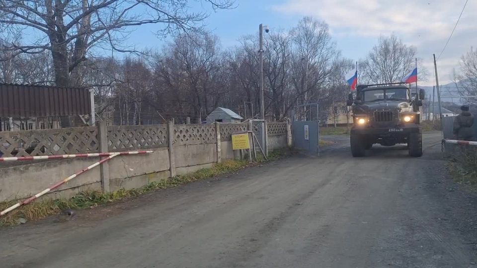 Легендарный «Урал» с военными песнями появился на улицах Южно-Сахалинска