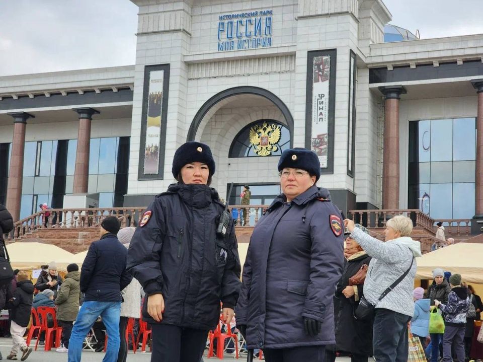 #ТОЛЬКОВМЕСТЕ. В День народного единства сотрудники сахалинской полиции приняли активное участие в праздничных мероприятиях, которые прошли на территории музейно-мемориального комплекса «Россия – моя история» #ТОЛЬКОВМЕСТЕ. В День народного единства сотрудники сахалинской полиции приняли активное участие в праздничных мероприятиях, которые прошли на территории музейно-мемориального комплекса «Россия – моя история»
