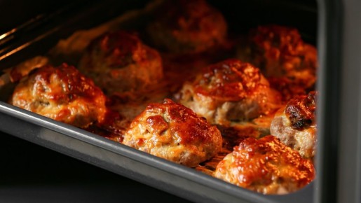 Как приготовить котлеты без жарки: рецепт для тех, кто устал стоять у сковороды