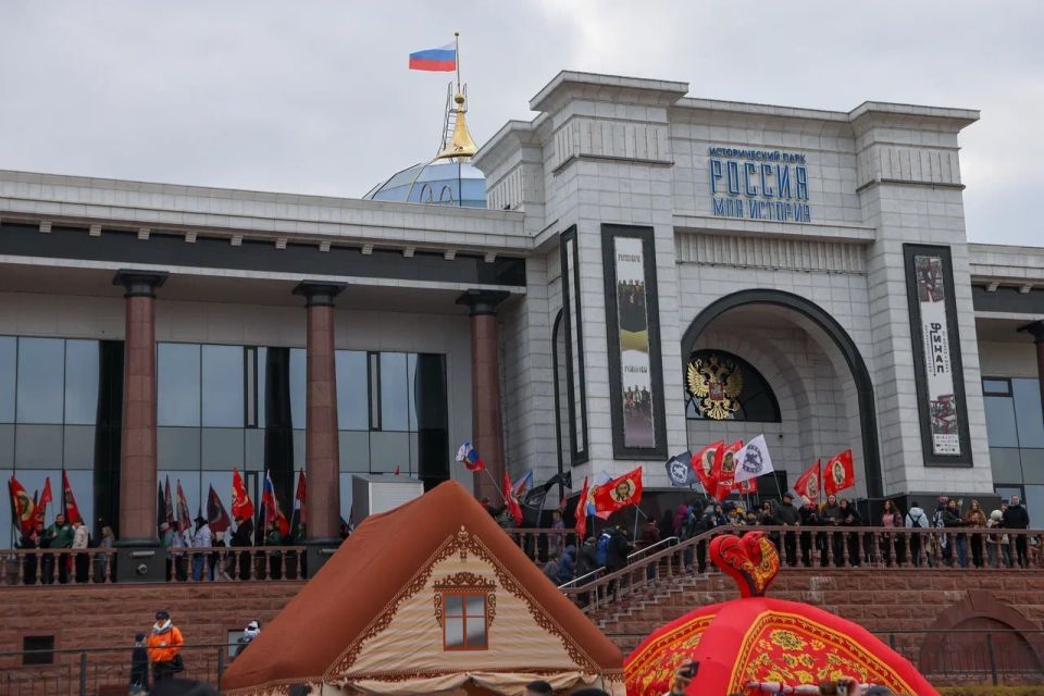 День народного единства отметили горожане – на площади исторического парка «Россия – моя история» состоялся праздничный митинг-концерт День народного единства отметили горожане – на площади исторического парка «Россия – моя история» состоялся праздничный митинг-концерт