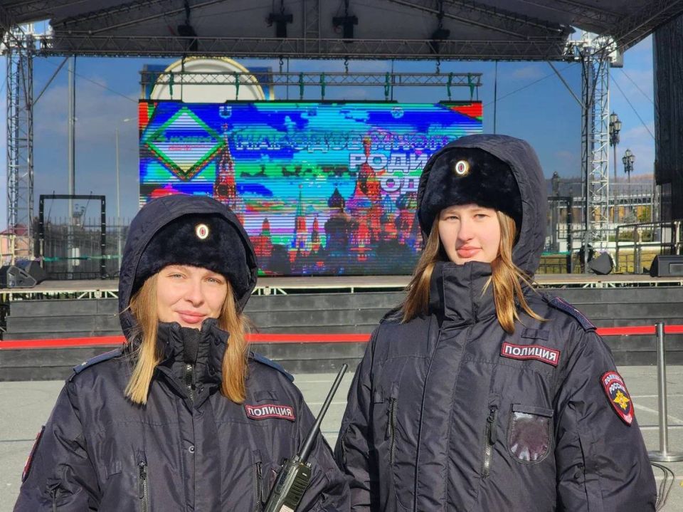 #ТОЛЬКОВМЕСТЕ. В День народного единства сотрудники сахалинской полиции приняли активное участие в праздничных мероприятиях, которые прошли на территории музейно-мемориального комплекса «Россия – моя история»