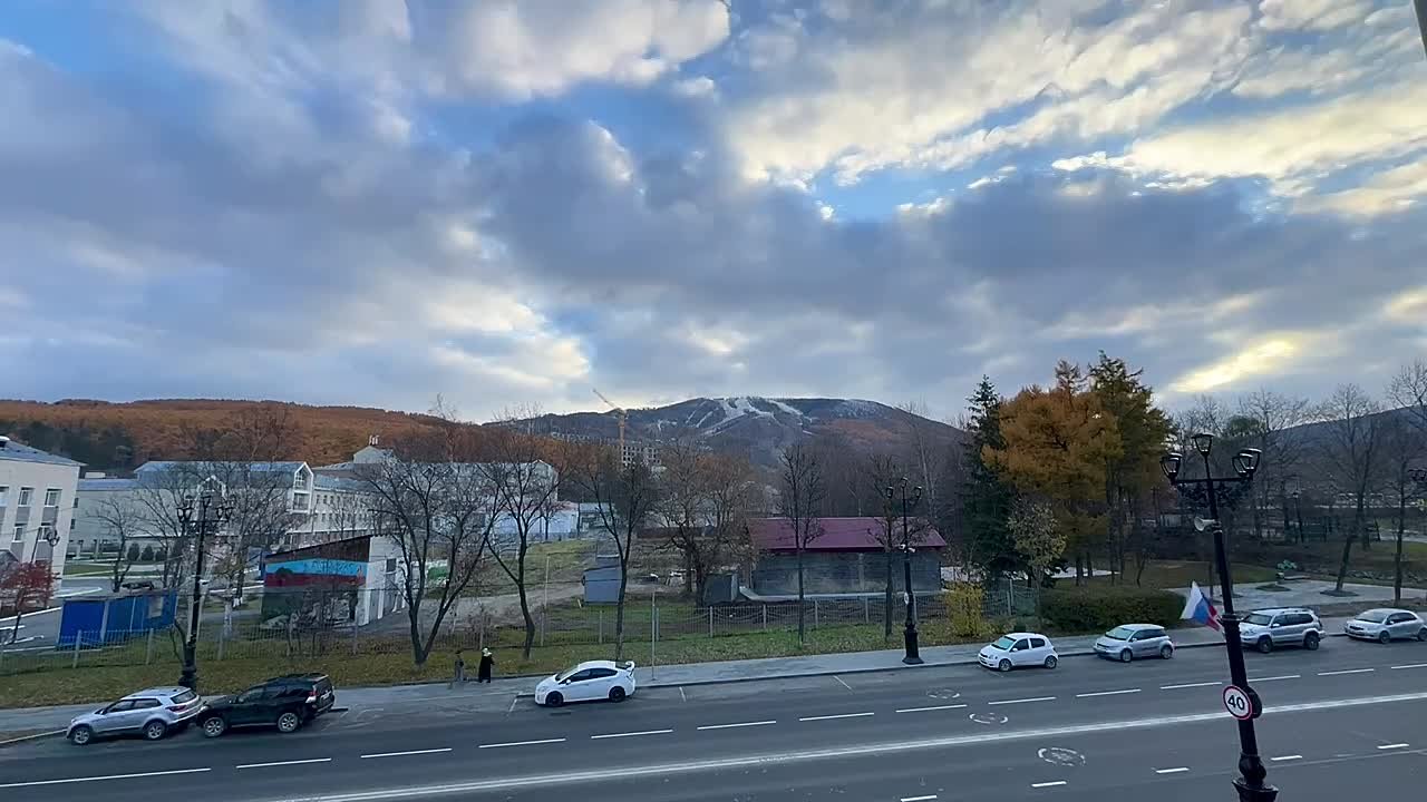 Южно-Сахалинск встретил День народного единства живописным рассветом