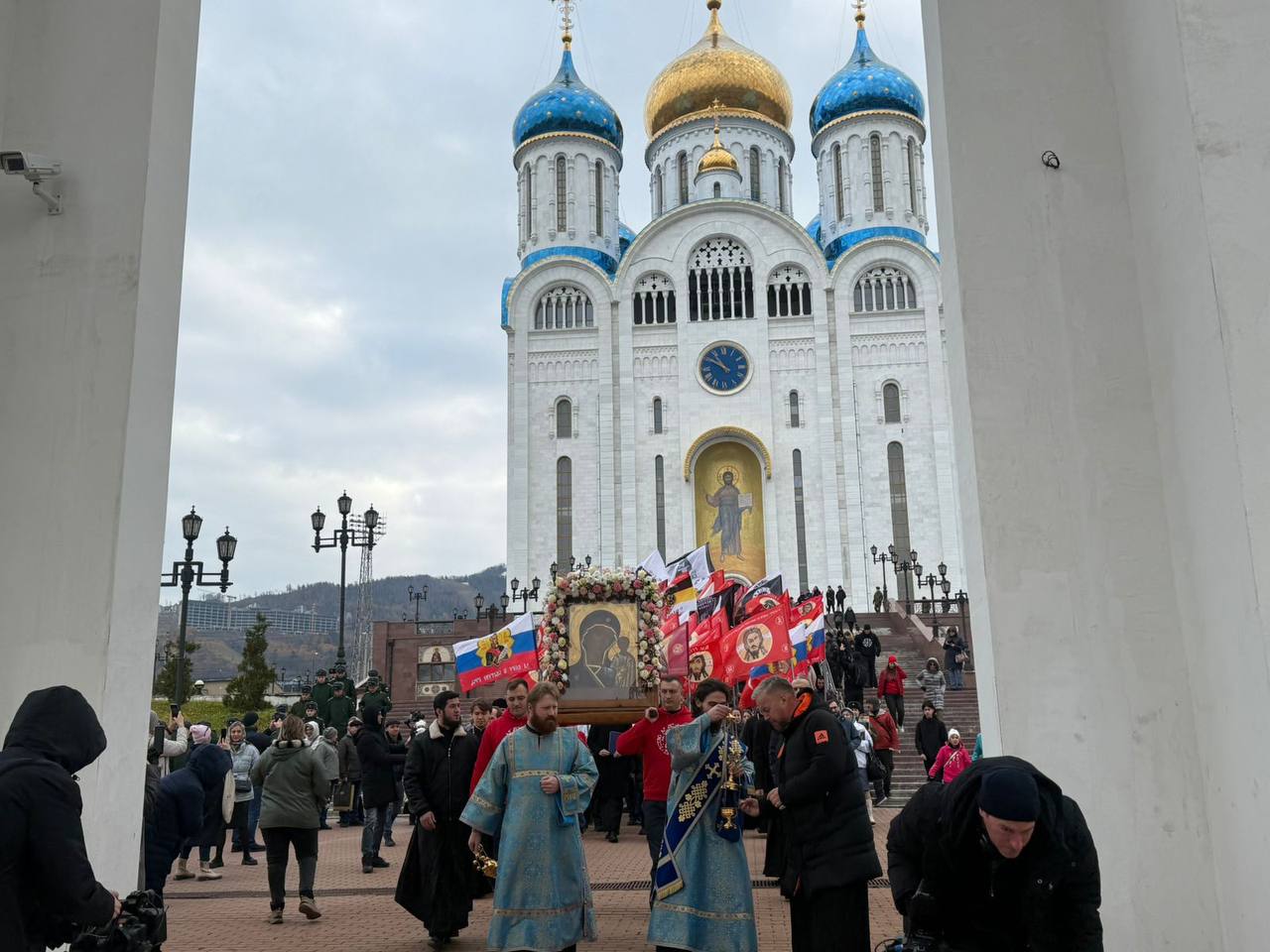 Сотни православных в эти минуты принимают участие в шествии в честь Дня народного единства и Казанской иконы Божией Матери