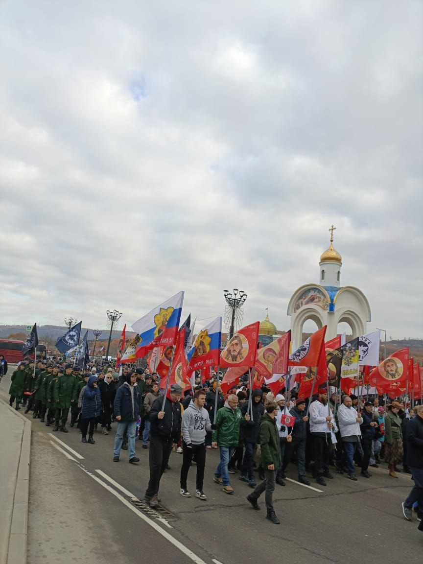День Народного единства в Южно-Сахалинске начинают с торжественного шествия