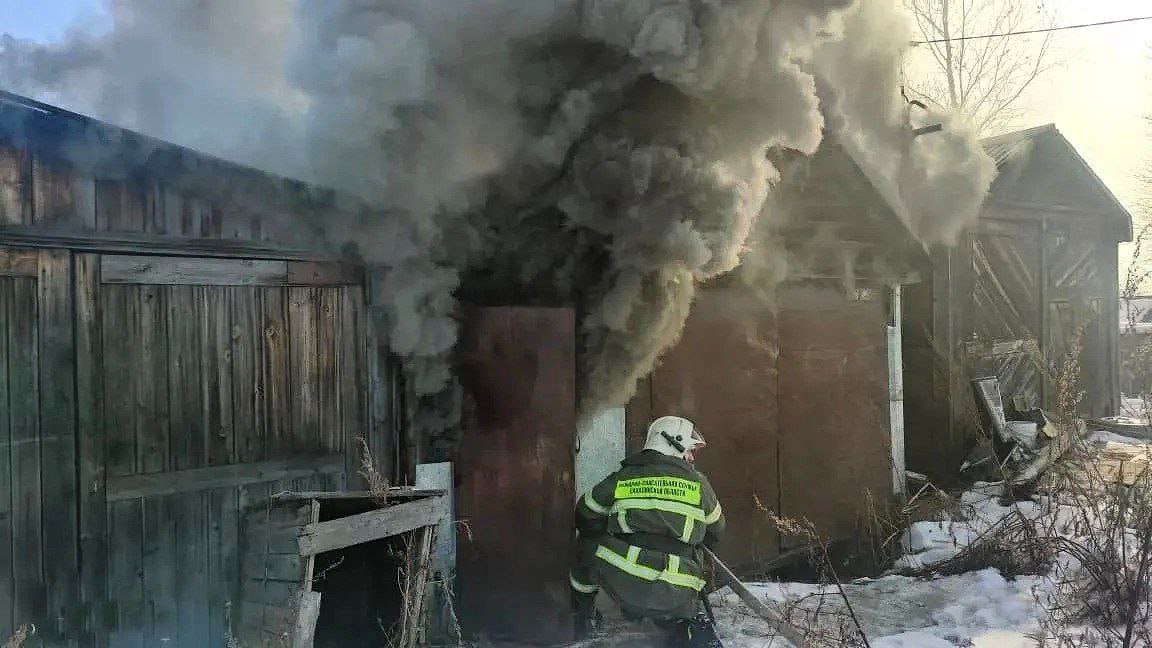 Собаку спасли пожарные во время тушения возгорания в Тымовском Собаку спасли пожарные во время тушения возгорания в Тымовском