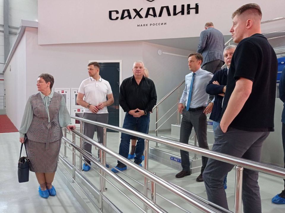 Областные депутаты оценили новый легкоатлетический манеж в Южно-Сахалинске Областные депутаты оценили новый легкоатлетический манеж в Южно-Сахалинске