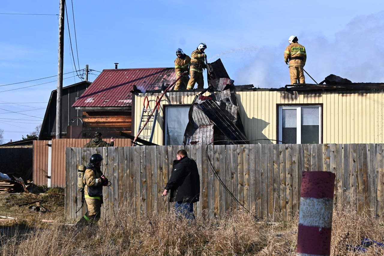 Два человека пострадали, шесть семей остались без жилья: крупный пожар вспыхнул в Ногликах