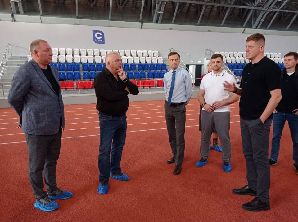 Областные депутаты оценили новый легкоатлетический манеж в Южно-Сахалинске Областные депутаты оценили новый легкоатлетический манеж в Южно-Сахалинске