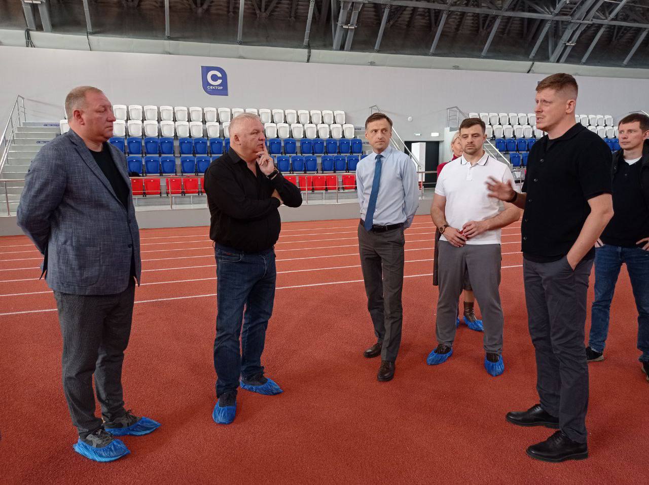 Областные депутаты оценили новый легкоатлетический манеж в Южно-Сахалинске Областные депутаты оценили новый легкоатлетический манеж в Южно-Сахалинске