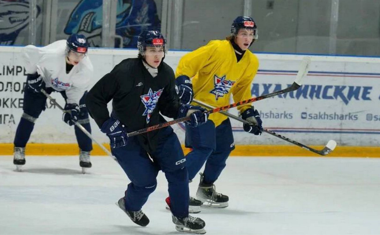 "Сахалинские Акулы" сойдутся на льду с "СКА-1946"
