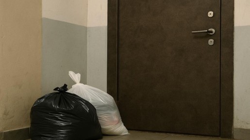 Жильцы дома в центре Южно-Сахалинска вынуждены ходить в масках из-за трупного запаха в подъезде