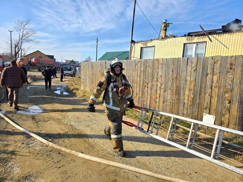 Два человека пострадали, шесть семей остались без жилья: крупный пожар вспыхнул в Ногликах Два человека пострадали, шесть семей остались без жилья: крупный пожар вспыхнул в Ногликах