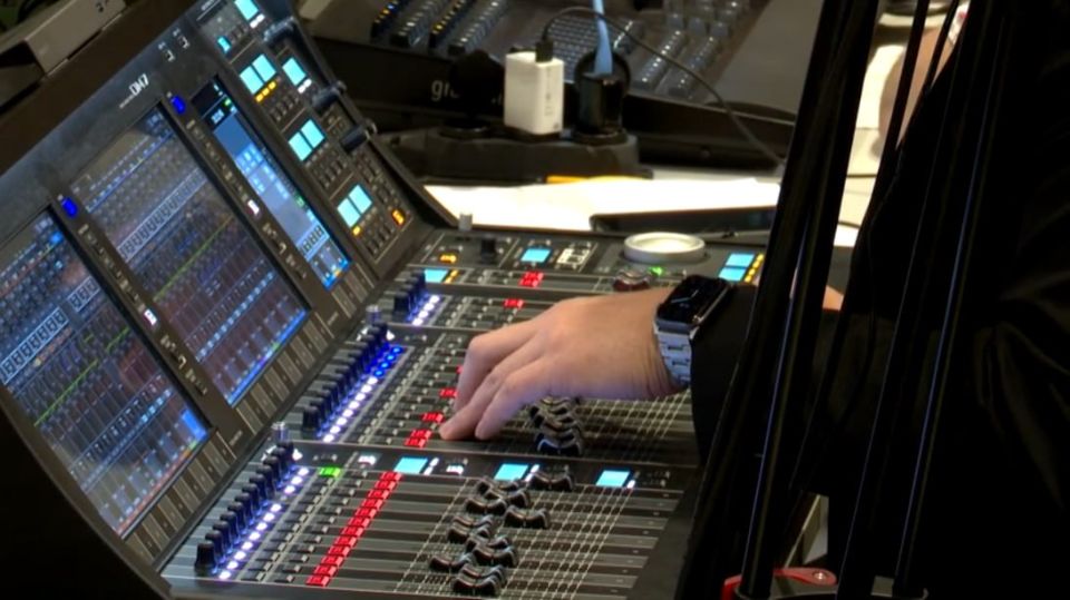 Цифровая микшерная консоль, профессиональные микрофоны, усилитель мощности, акустическая система, звуковой процессор — всё это оборудование в текущем году закупила Сахалинская филармония для нового музыкального сезона Цифровая микшерная консоль, профессиональные микрофоны, усилитель мощности, акустическая система, звуковой процессор — всё это оборудование в текущем году закупила Сахалинская филармония для нового музыкального сезона