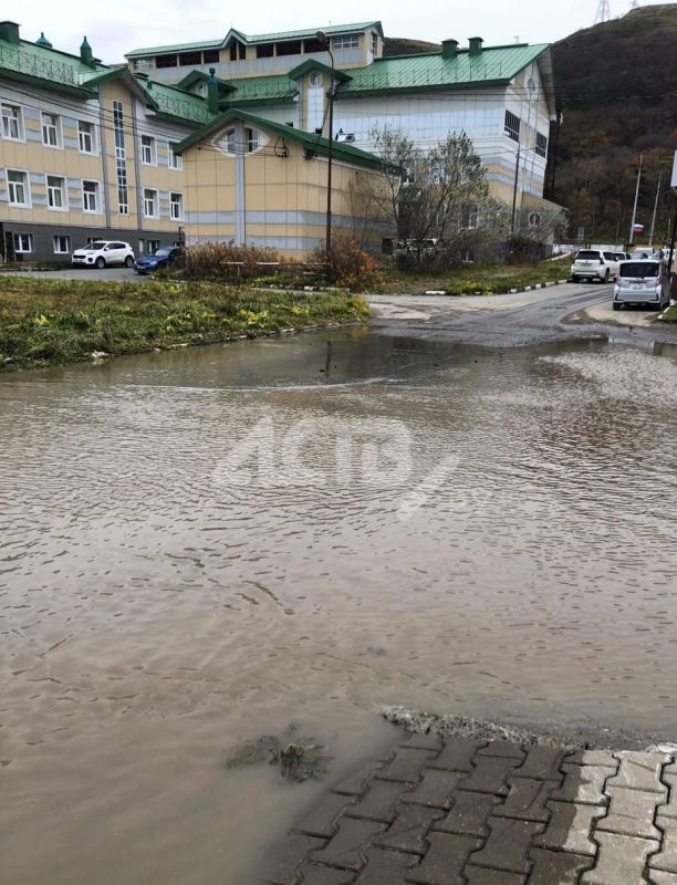 В центре Невельска две улицы превратились в дорожки для плавания В центре Невельска две улицы превратились в дорожки для плавания