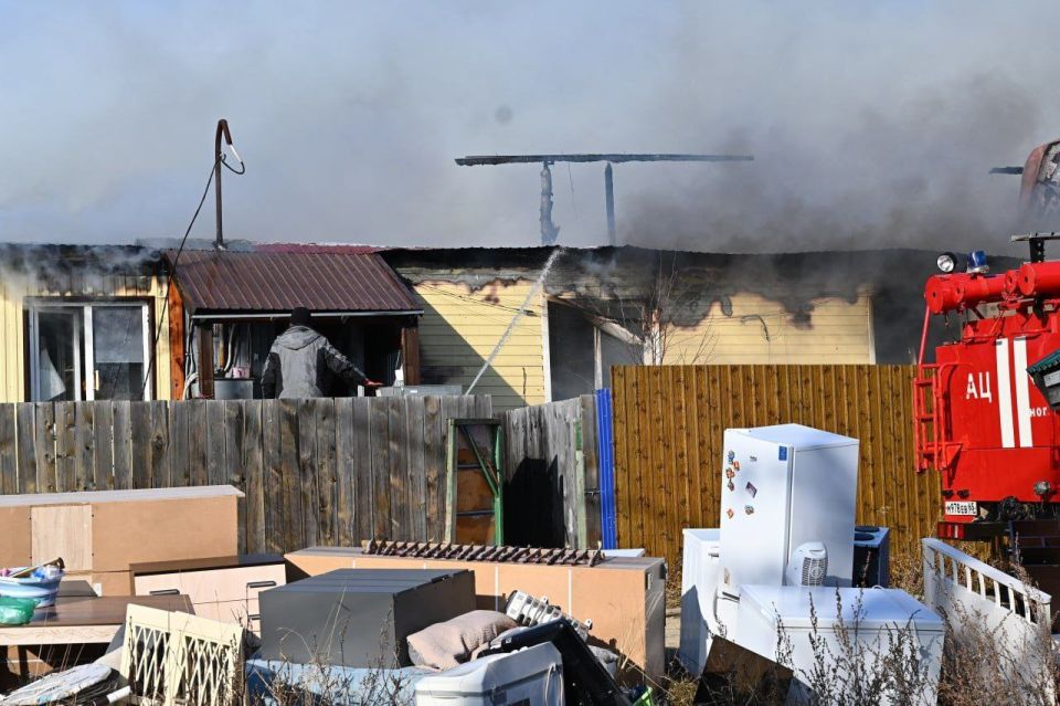 Два человека пострадали, шесть семей остались без жилья: крупный пожар вспыхнул в Ногликах Два человека пострадали, шесть семей остались без жилья: крупный пожар вспыхнул в Ногликах