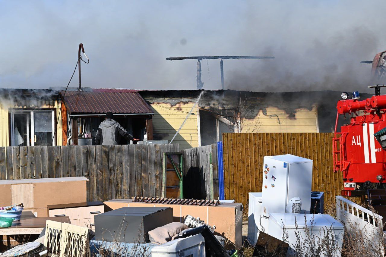 Два человека пострадали, шесть семей остались без жилья: крупный пожар вспыхнул в Ногликах Два человека пострадали, шесть семей остались без жилья: крупный пожар вспыхнул в Ногликах