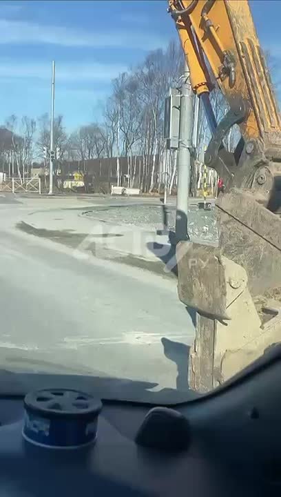 Светофор, который "светит неизвестно куда", сняли на видео в Лиственничном