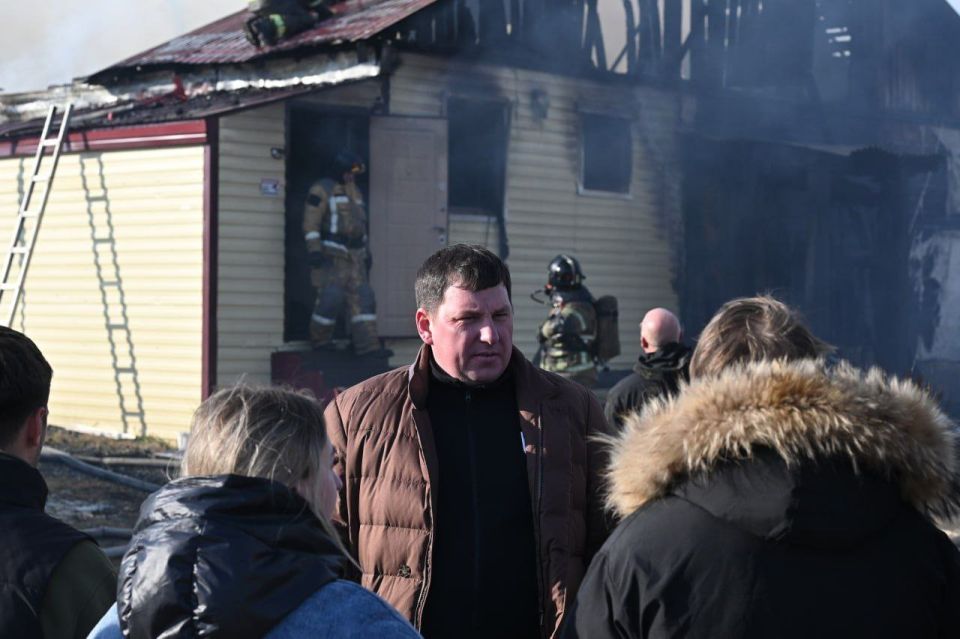 Два человека пострадали, шесть семей остались без жилья: крупный пожар вспыхнул в Ногликах Два человека пострадали, шесть семей остались без жилья: крупный пожар вспыхнул в Ногликах