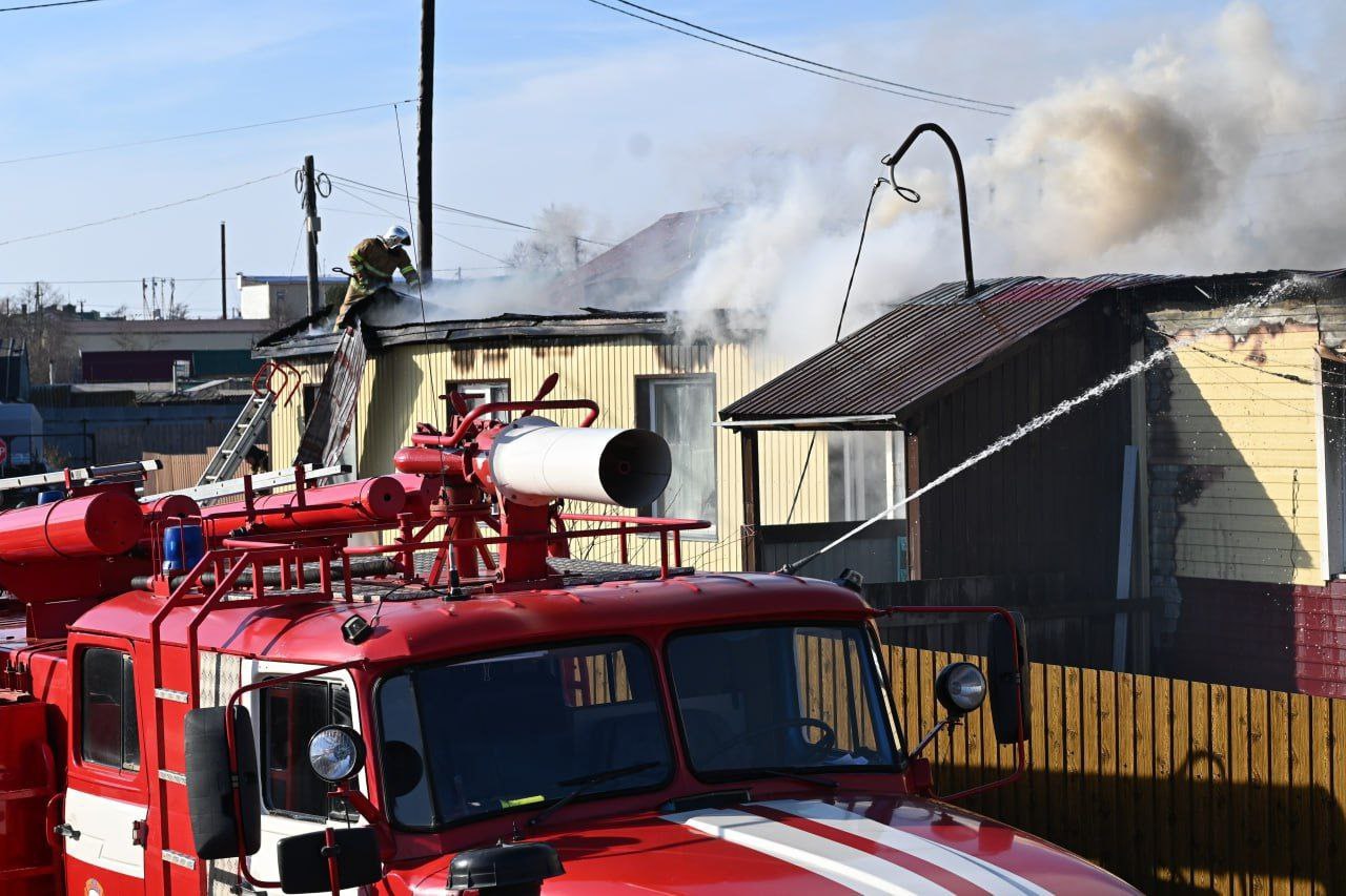 Два человека пострадали, шесть семей остались без жилья: крупный пожар вспыхнул в Ногликах Два человека пострадали, шесть семей остались без жилья: крупный пожар вспыхнул в Ногликах