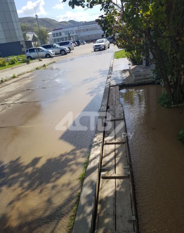 В центре Невельска две улицы превратились в дорожки для плавания