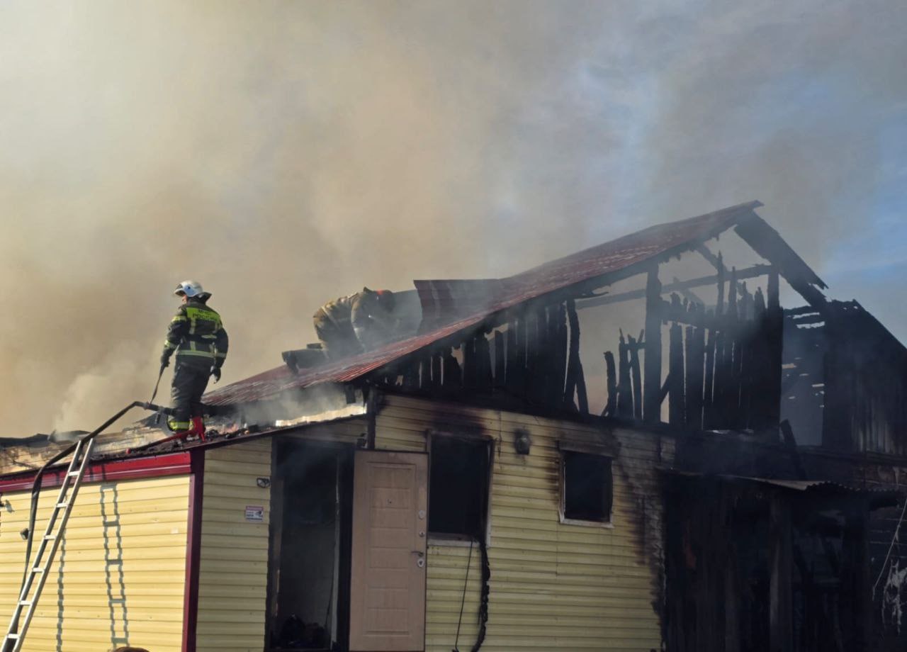 Два человека пострадали, шесть семей остались без жилья: крупный пожар вспыхнул в Ногликах Два человека пострадали, шесть семей остались без жилья: крупный пожар вспыхнул в Ногликах