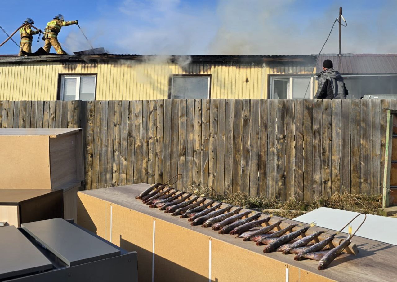 Два человека пострадали, шесть семей остались без жилья: крупный пожар вспыхнул в Ногликах Два человека пострадали, шесть семей остались без жилья: крупный пожар вспыхнул в Ногликах