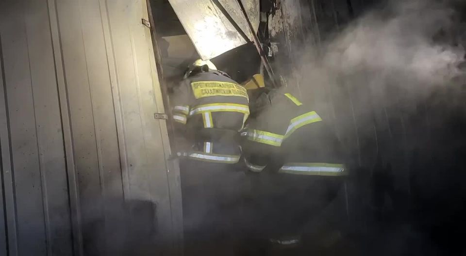 На месте работают расчеты противопожарной службы