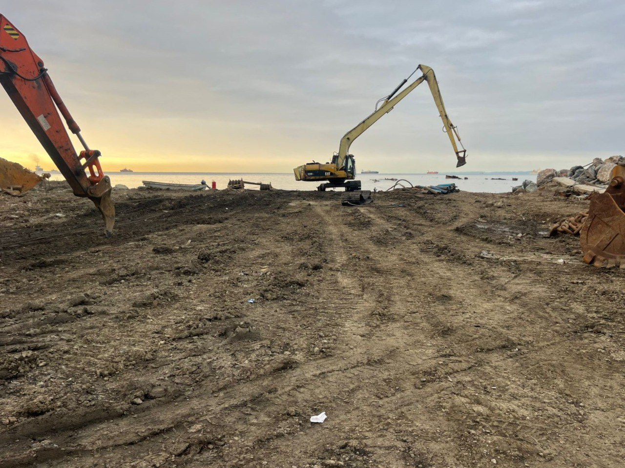 Пятое затонувшее судно удалили из бухты Лососей на юге Сахалина