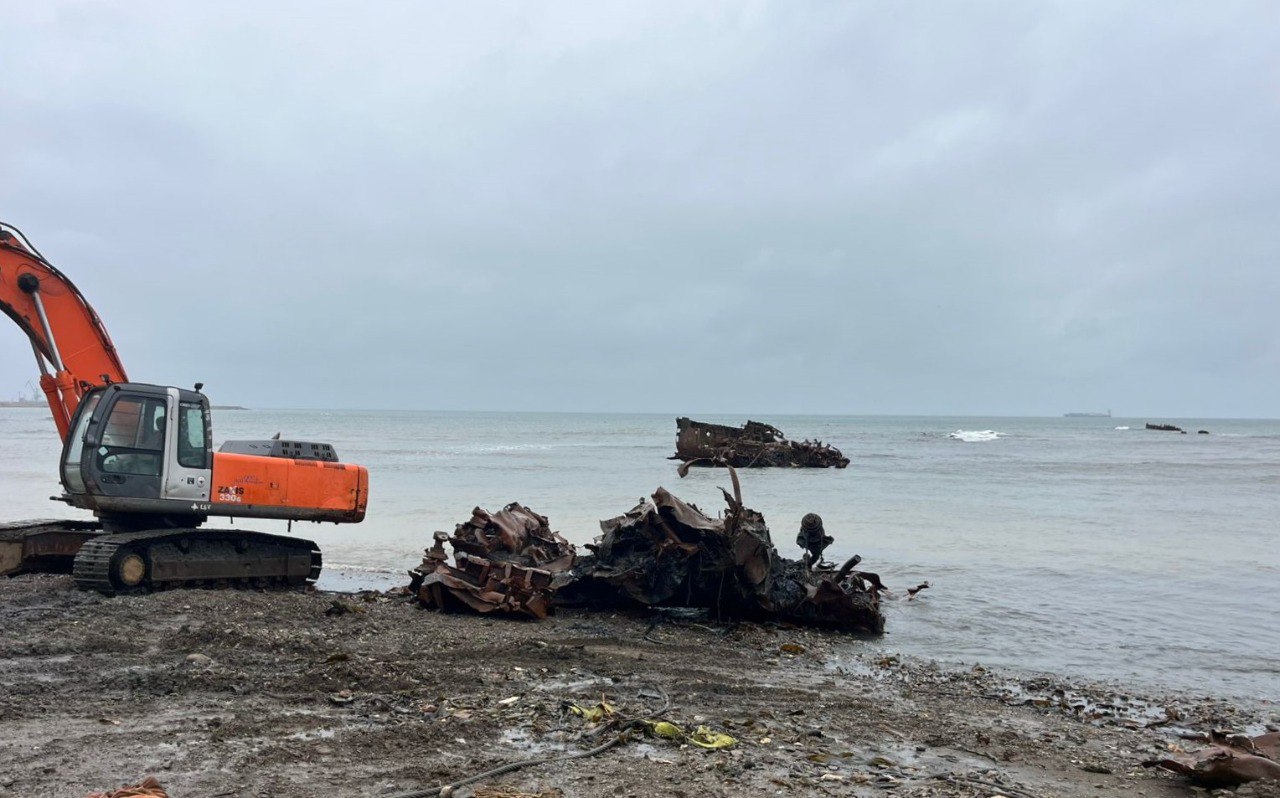 Пятое затонувшее судно удалили из бухты Лососей в Корсакове Пятое затонувшее судно удалили из бухты Лососей в Корсакове