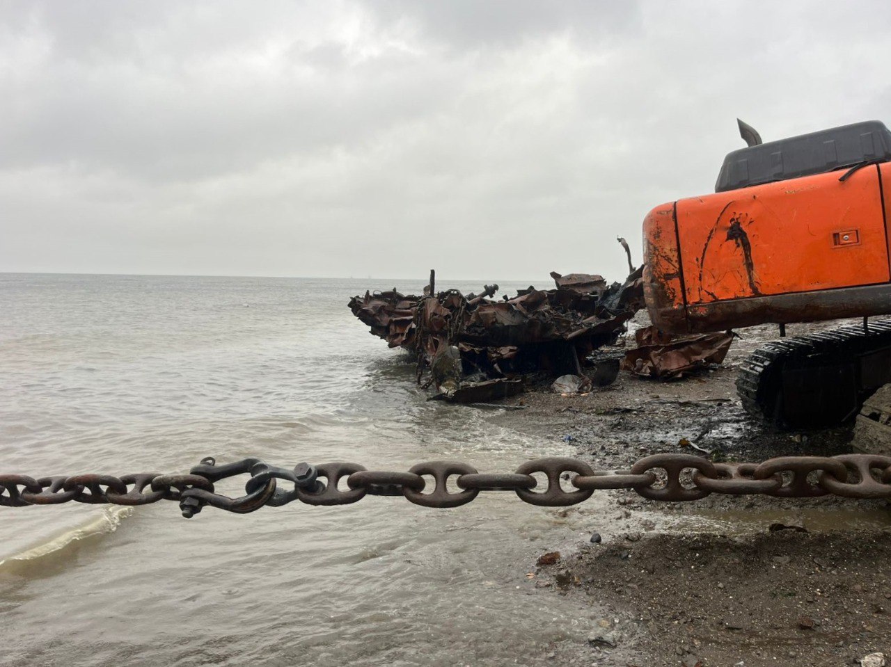 Пятое затонувшее судно удалили из бухты Лососей в Корсакове Пятое затонувшее судно удалили из бухты Лососей в Корсакове