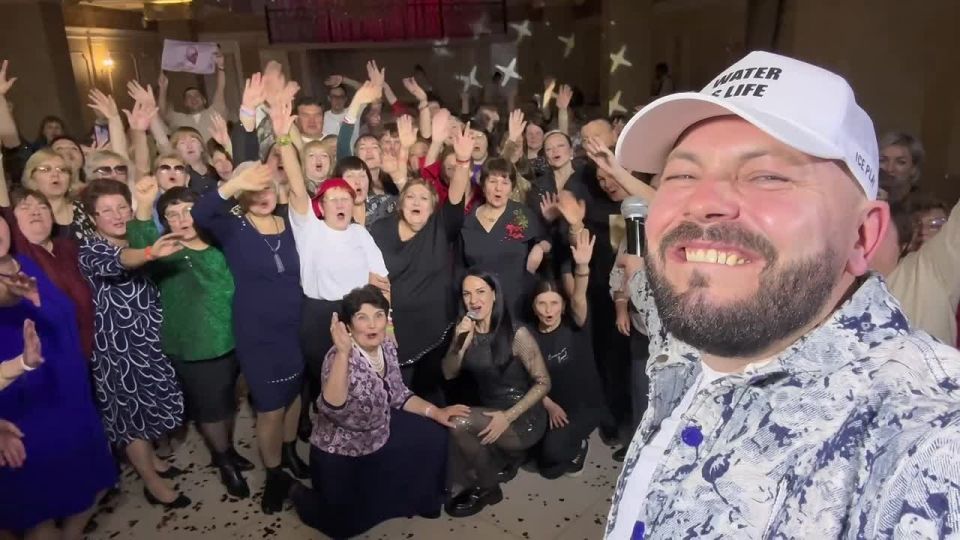 Торт в виде маяка Анива подарили певцу Ярославу Сумишевскому