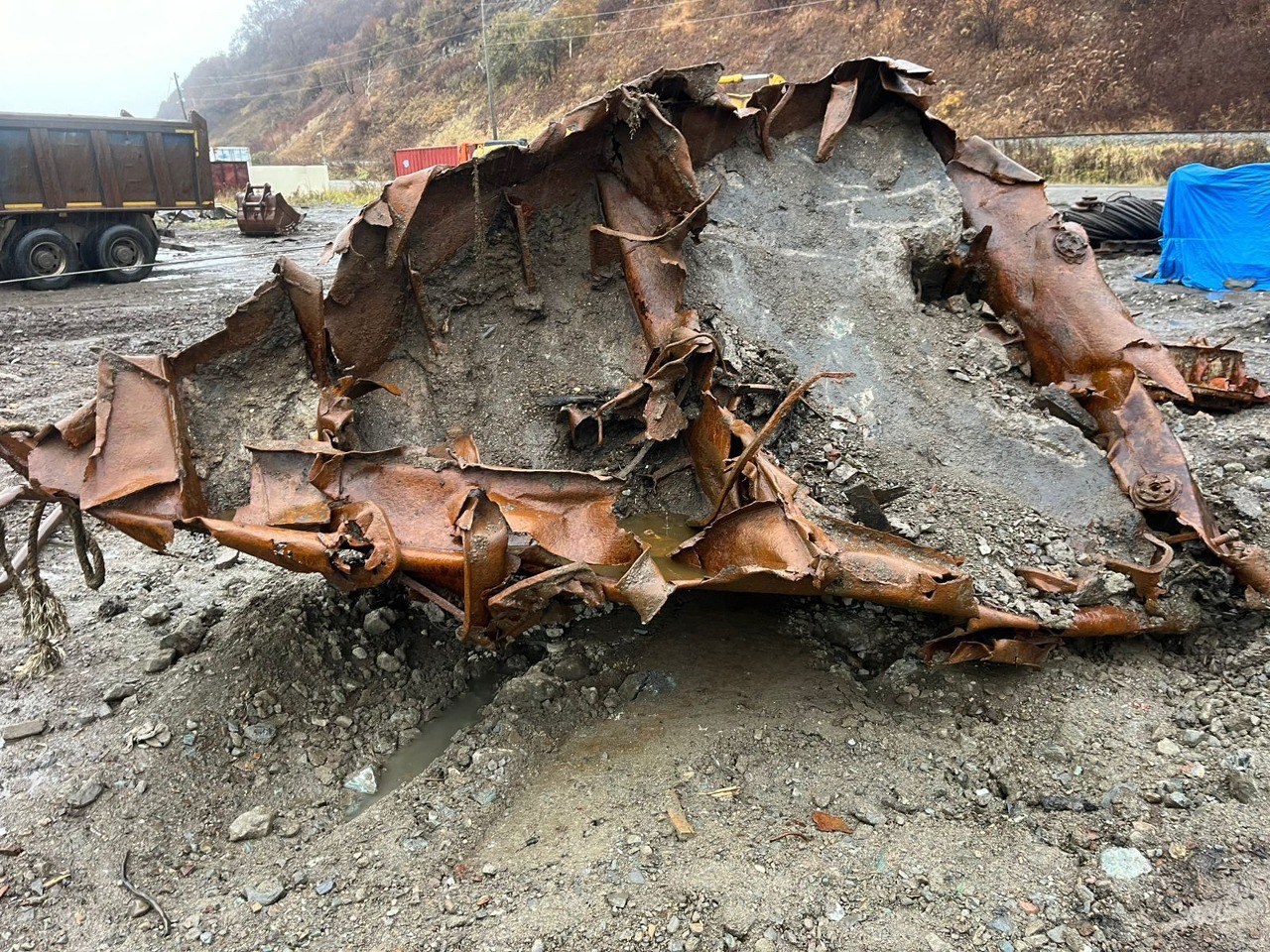 Пятое затонувшее судно удалили из бухты Лососей Пятое затонувшее судно удалили из бухты Лососей