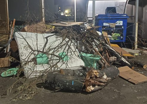 "Боремся с беспределом службы ЖКХ!": жители Макарова жалуются на открытые люки и переполненные баки